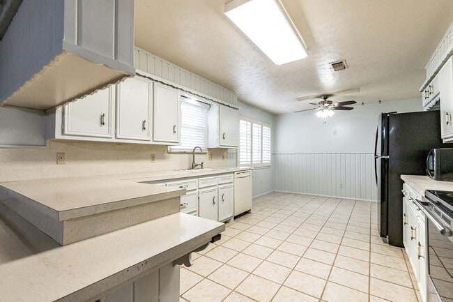 Building Photo - Charming 3 bedroom 2 bathroom