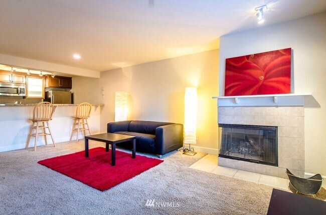 Building Photo - Beautifully updated 1 bedroom next to Bitt...