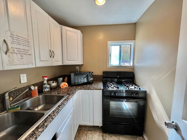 Building Photo - Spacious Spanish-Style Room in Prime LA Location – $900/mo