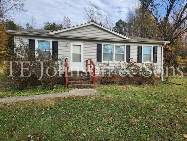 Primary Photo - 3 Bedroom Home Near Reynolda Road!