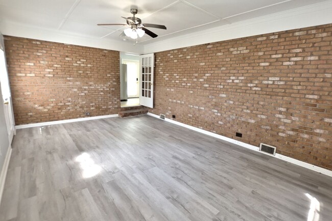 Building Photo - 1640 Bridgedale Dr