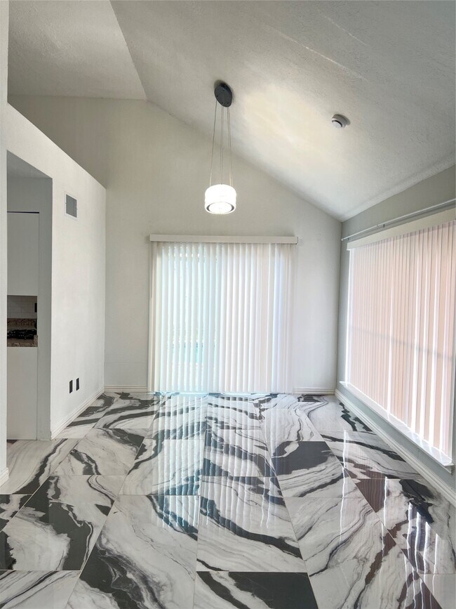 Building Photo - 10123 Early Spring Dr