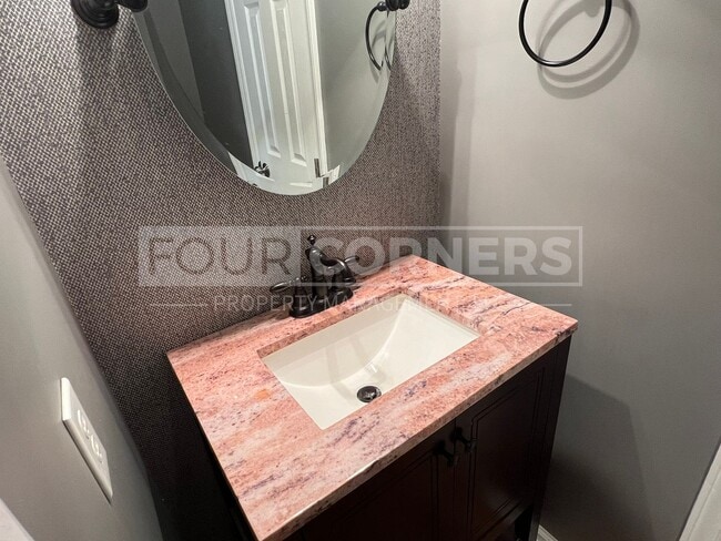 Building Photo - Beautful 2 Bedroom 2.5 Bath Townhouse