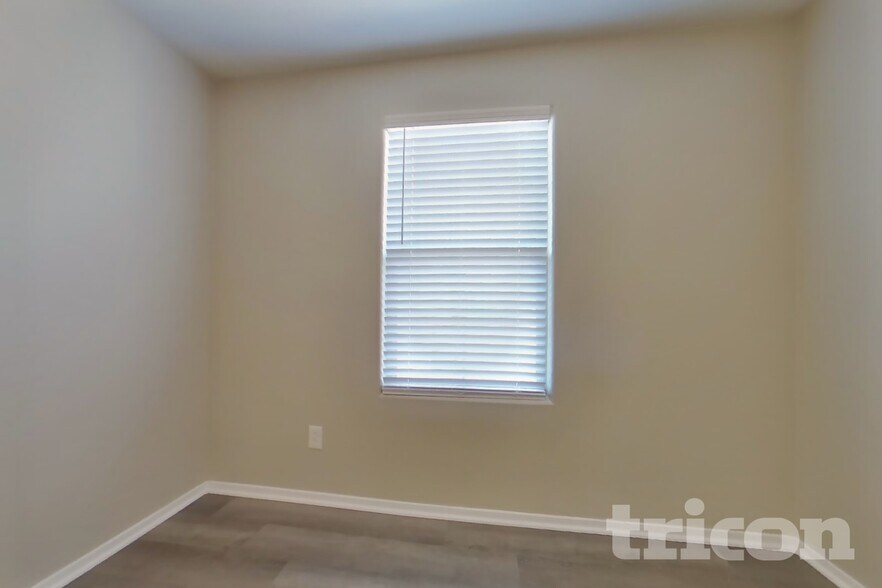Building Photo - 323 N 56th Pl