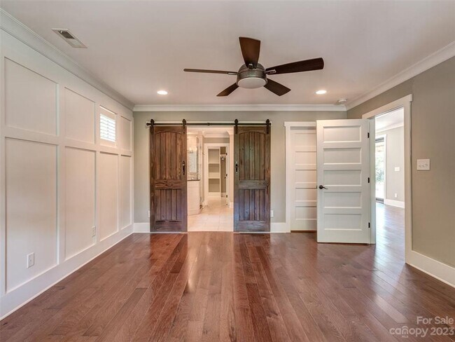 Building Photo - Amazing, Sprawling Ranch in Cotswold!