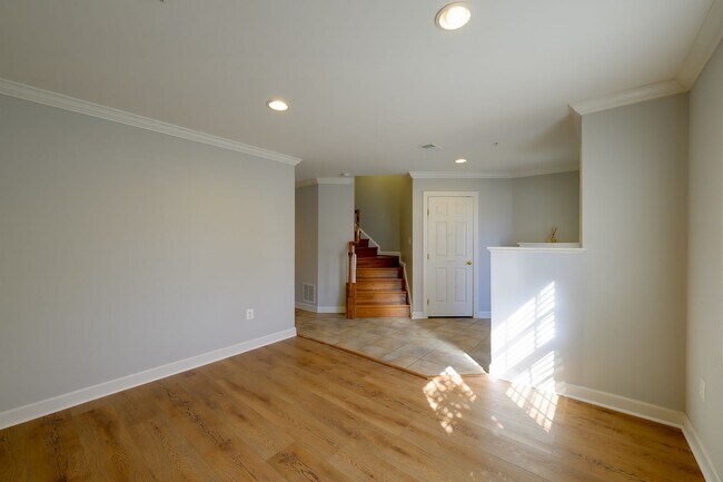 Building Photo - Luxury Living in the Villages of Urbana