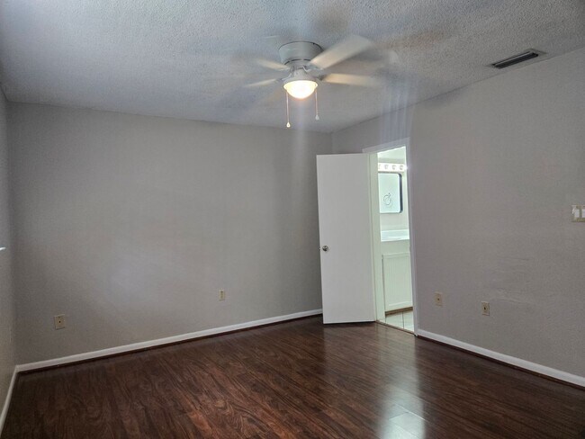 Building Photo - Charming 2-bedroom, 1.5-bath in the desirable Bellamy Forge