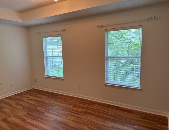 Building Photo - 156 Shady Oak Cir