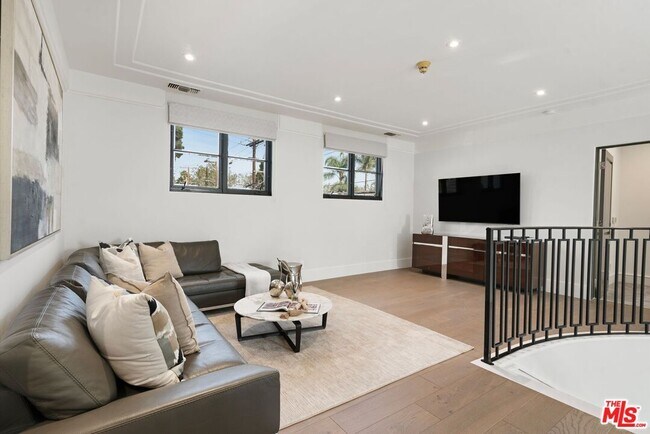 Building Photo - 506 N Rexford Dr