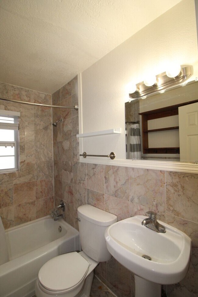 Building Photo - 2000 Alameda St