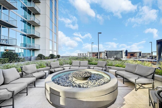 Building Photo - 5925 Almeda Rd