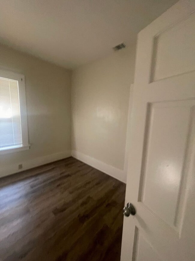 Building Photo - 728 W 3rd St