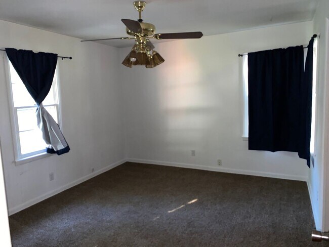 Building Photo - 2 bed 1 1/2 bath