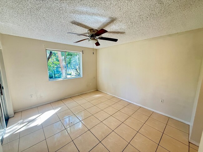 Building Photo - SPACIOUS 2/2 WITH SPLIT FLOOR PLAN WITH BALCONY ACCESS!