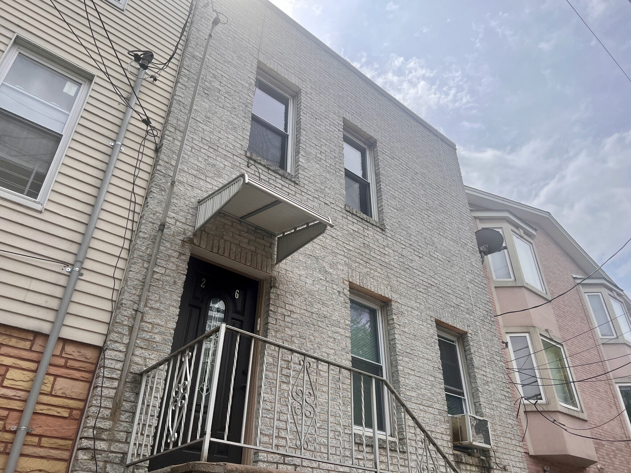 Building Photo - 26 Dales Ave