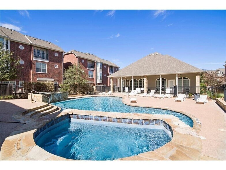 Building Photo - AVAILABLE FOR AUGUST PRE-LEASE!! 4 Bed 4 Bath in River Oaks Community!