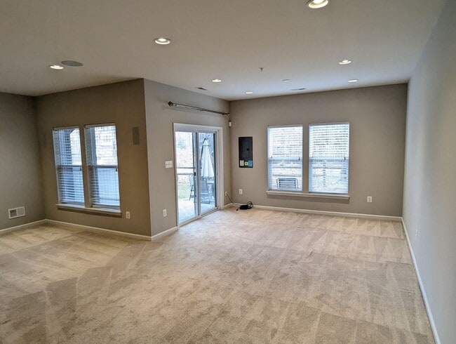 Building Photo - Gorgeous 3 level townhouse in North Potoma...