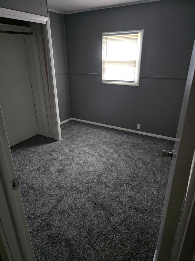 Building Photo - 1611 S Oakwood Ave