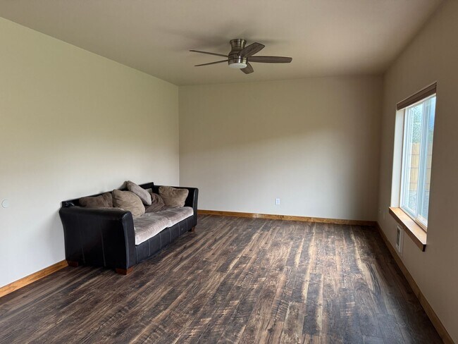 Building Photo - Warm & Inviting 4-Bed, 2-Bath Home with Fe...