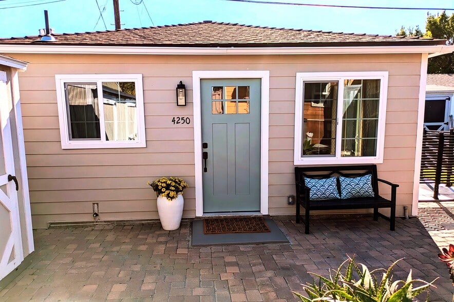 Rental with courtyard to hang out - 4250 E Overlook Dr