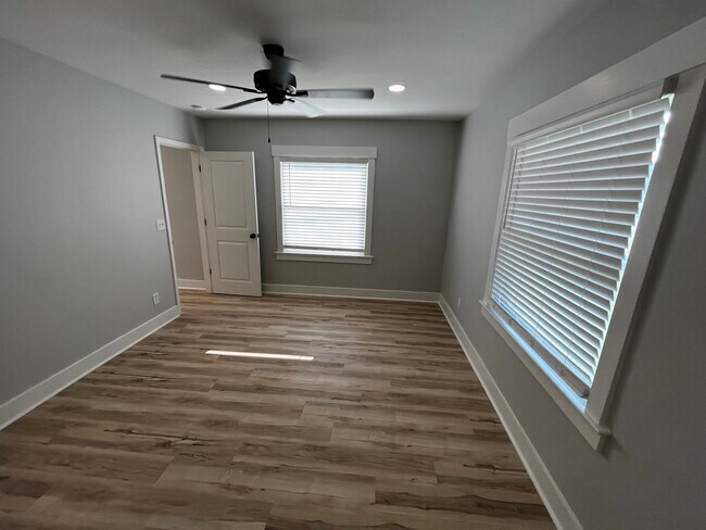 Building Photo - 4Bed/3Bath Renovated Student friendly housing