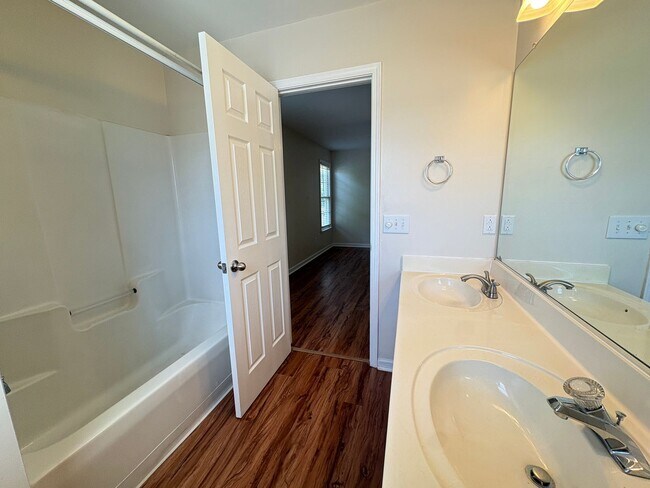 Building Photo - 3 Bedroom, 2 Bathroom House in Winston-Salem!