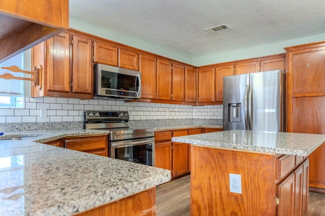 Building Photo - "Charming and Spacious 1,575 Sq Ft Home with 3-Bedroom Retreat with 2 Full Baths!"