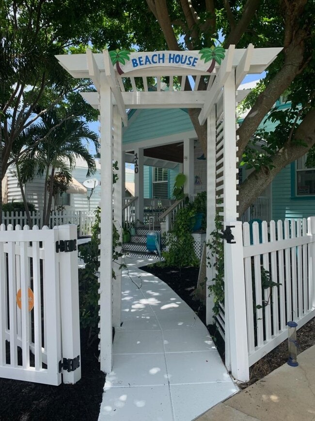 Building Photo - 110 S Palmway