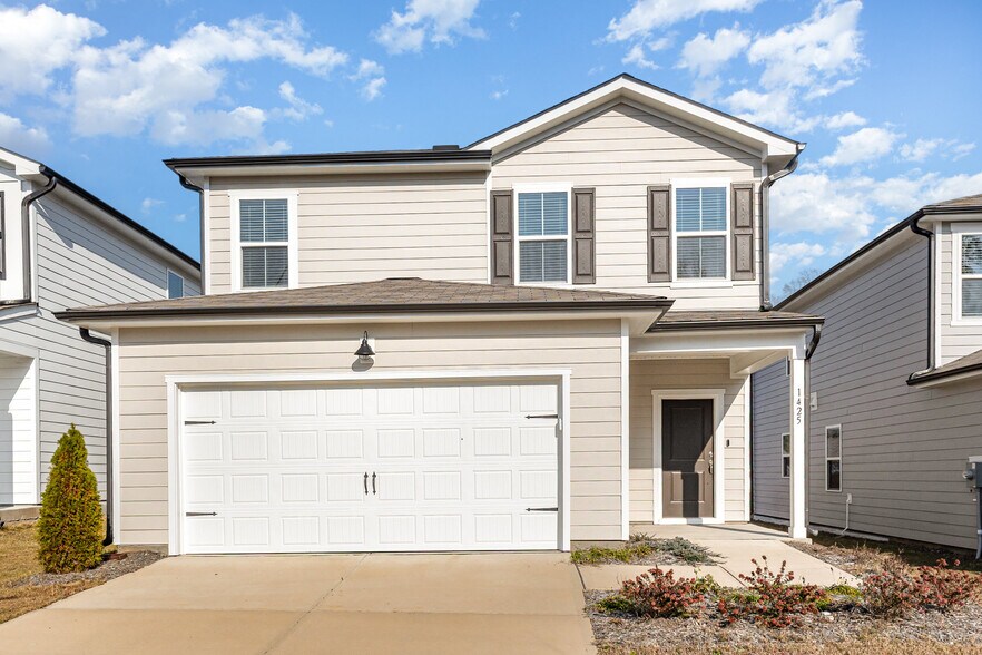 Building Photo - 1425 Rhodes Pond St