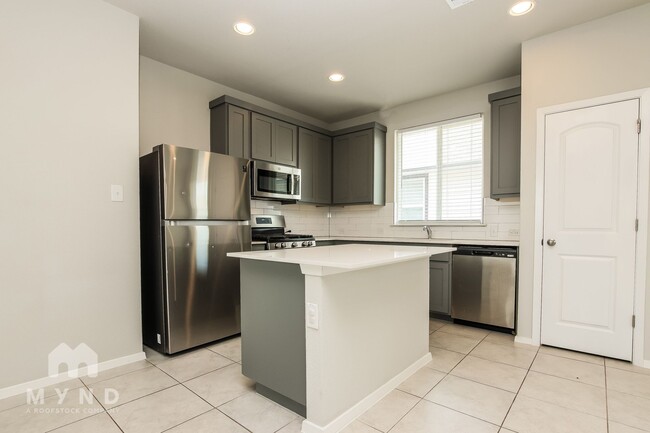 Building Photo - 252 Fabion St