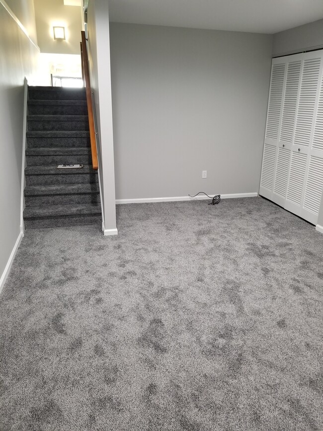 Building Photo - 445 W 6th Ave