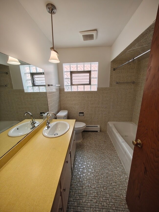 Building Photo - 6216 W Lawrence Ave