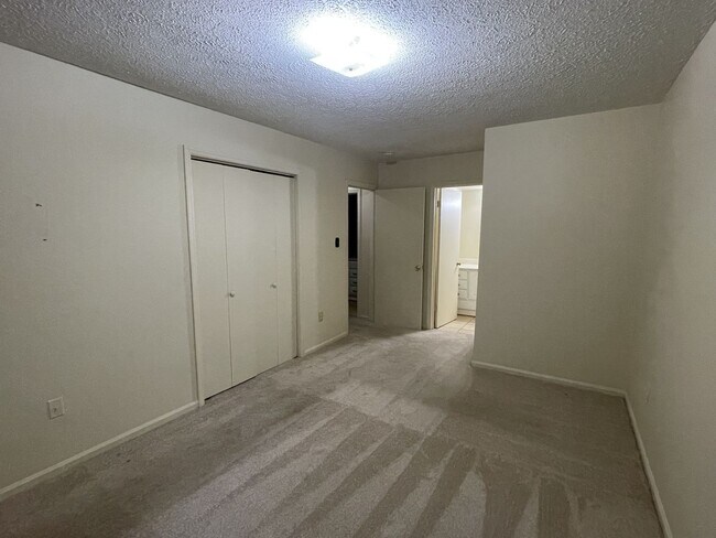 Building Photo - 4003 Governors Square