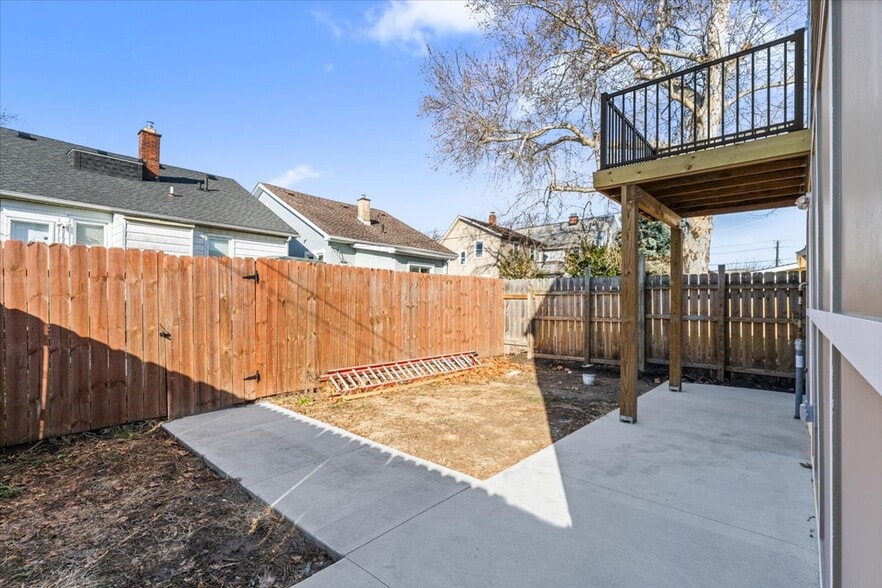 Building Photo - 1440 Lakepointe St