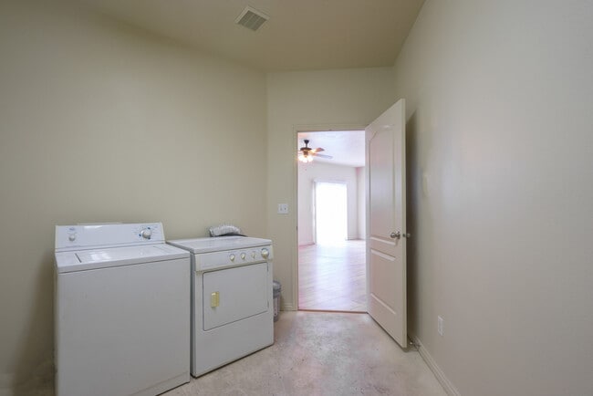 Building Photo - Open Five bedroom, three bath townhome for...