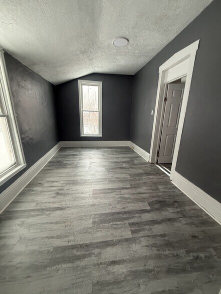 Building Photo - 313 E 7th St