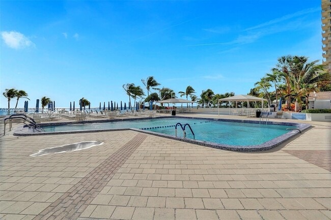 Building Photo - 2030 S Ocean Dr