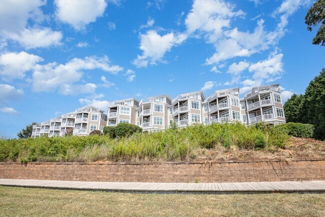 Building Photo - Fully furnished waterfront three-bedroom/ ...