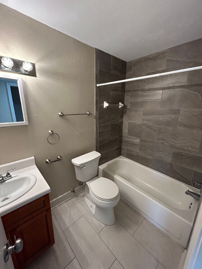 Building Photo - 1BD/ 1BA Apartment Located Within Walking distance of FAMU! True One Bedroom Apartment!