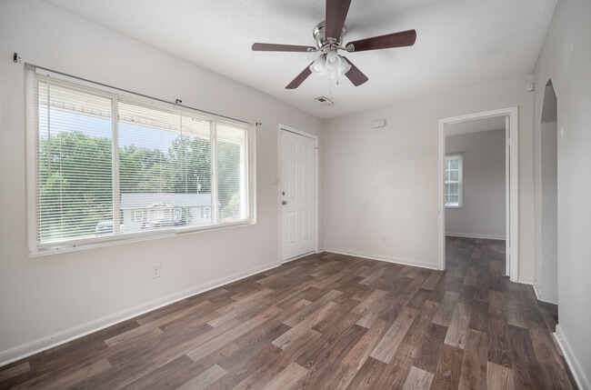 Building Photo - 1043 Mountain Crest Dr