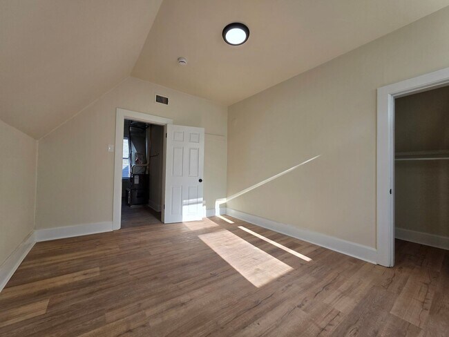 Building Photo - 210 S Maple Ave