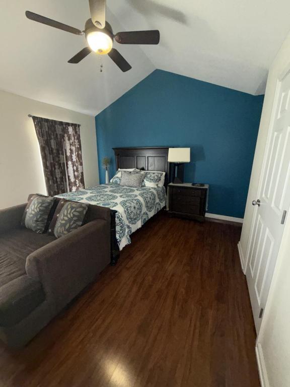 Building Photo - 1131 Century Oaks Dr