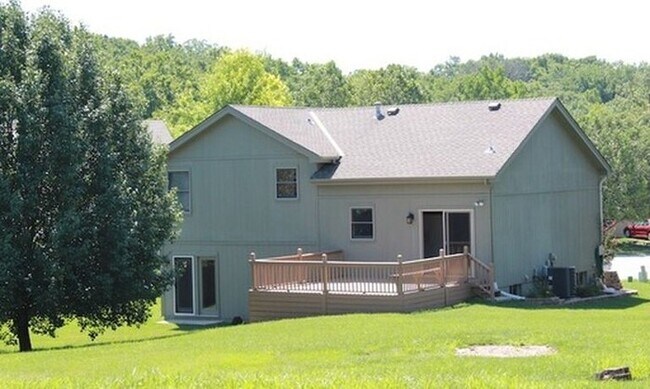 Building Photo - 3 Bed 2 Bath Northland Beauty!! Available ...