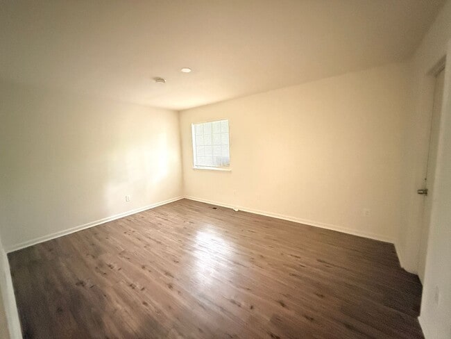Building Photo - 5 Bedroom Home with Extended Driveway!