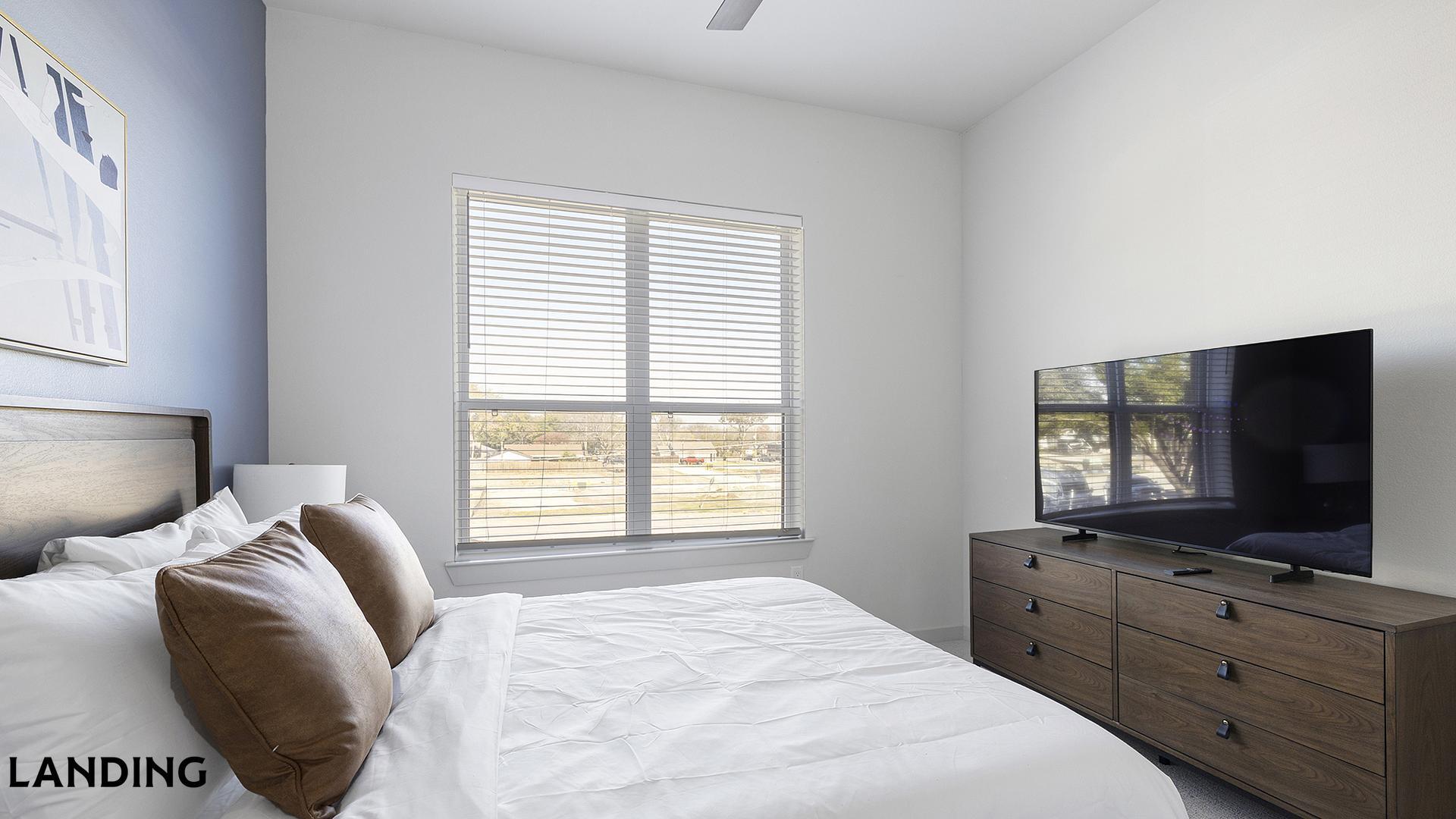 Building Photo - 1345 E 15th St