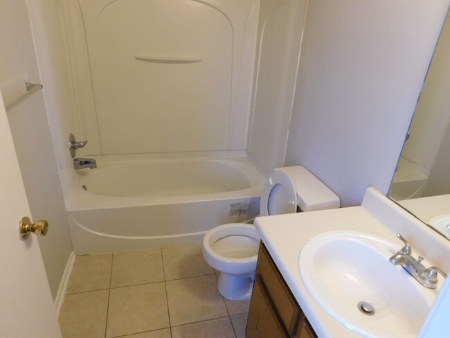 Building Photo - 5820 Briarwood - Ready for move in!!