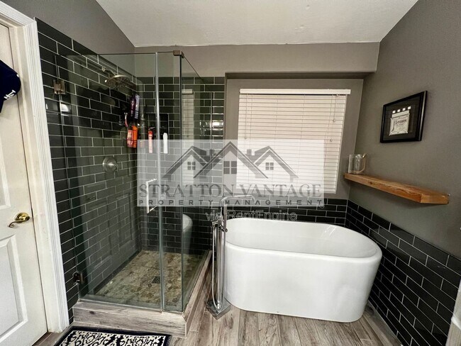 Building Photo - 4682 W Oakland St