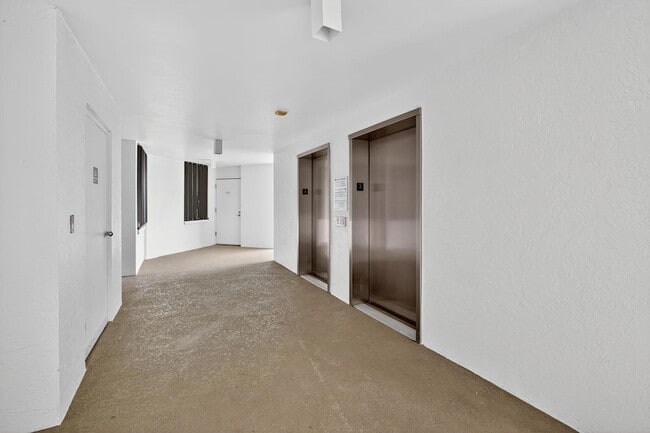 Building Photo - 9650 S Ocean Dr