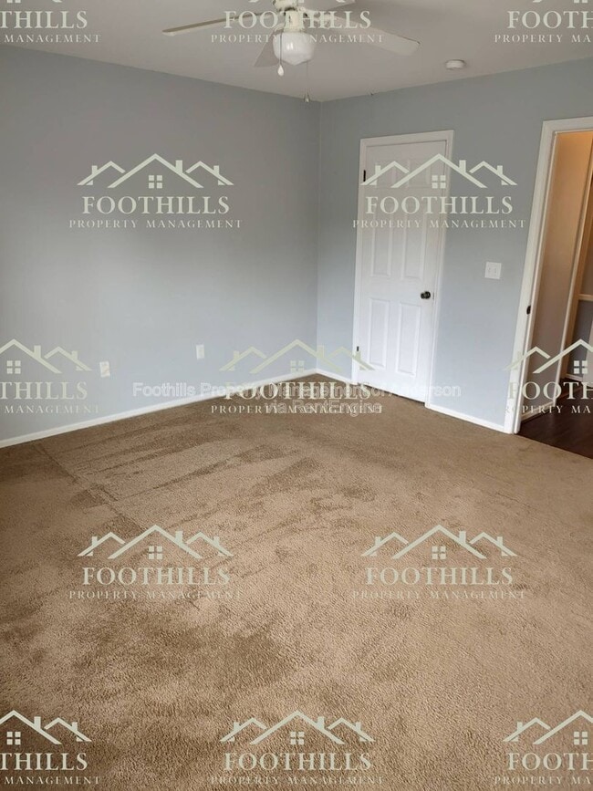 Building Photo - 213 Lake Forest Cir