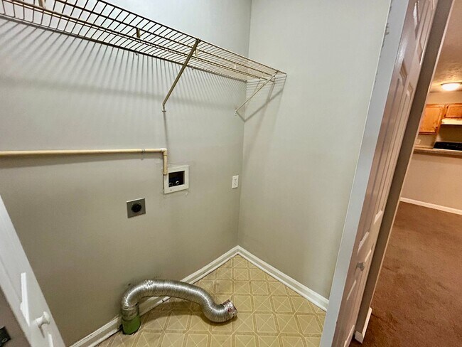 Building Photo - 2 Bed 1.5 Bath Pay ONLY Electric!